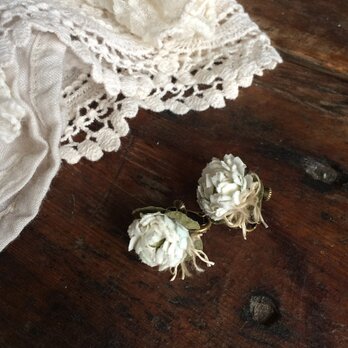 布花イヤリング　白詰草