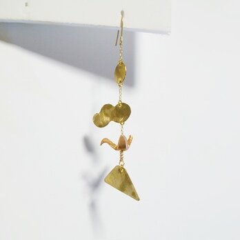 【片耳】折り鶴と真鍮モチーフのピアスの画像