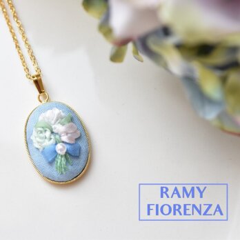 ふっくら水色の花束のロングネックレス