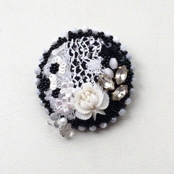 アンティークレースのブローチ a
