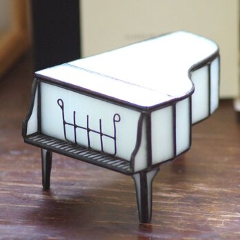 ステンドグラス　ピアノ型の小物入れの画像