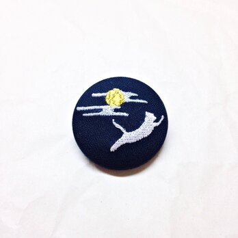 刺繍ボタンブローチ　「白猫、月夜を駆ける」の画像