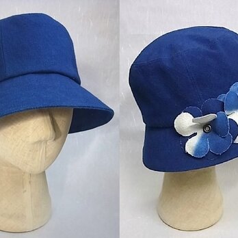 藍色のお花と帽子の画像