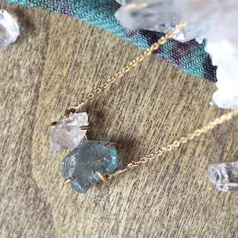 原石のブルージルコンとダイヤモンドクォーツのネックレスの画像