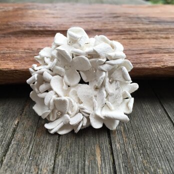 革花のドーナツブローチ(ビーズ) 白の画像