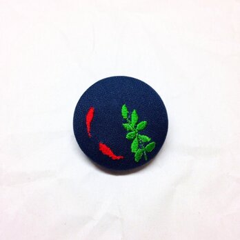 刺繍ボタンブローチ　「金魚ボタン」の画像
