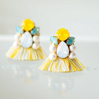 コーディネートのアクセントに。シルク糸のフリンジとスワロフスキーのイヤリング（イエローミックス）