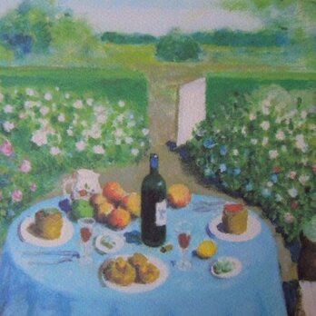 青いテーブルのワインの画像