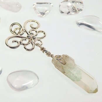 グリーンファントムクォーツの唐草羽ペンダント