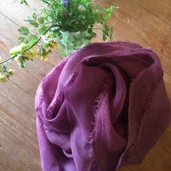 草木染め染めリネンガーゼストール（ログウッド、紫色）の画像