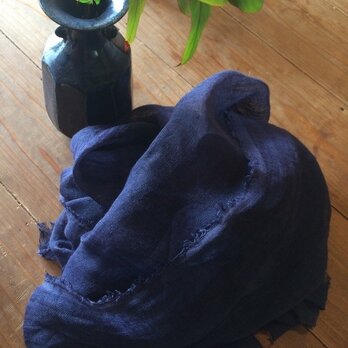 草木染めリネンガーゼストール（ログウッド、紺色）