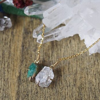 原石のエメラルドとダイヤモンドクォーツのネックレスの画像