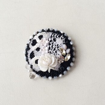 アンティークレースのブローチ c