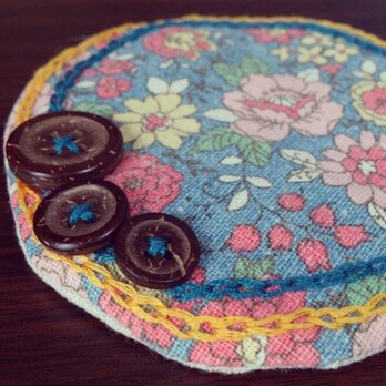 ボタンと刺繍のふわふわコースター(青花柄)の画像