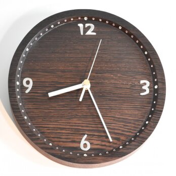 ウェンジの装飾的な木肌にスワロフスキーとステンレスの数字が輝く木の掛け時計。【クオーツ時計】の画像