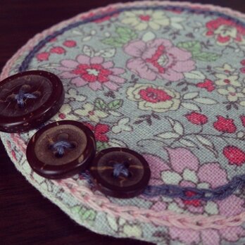 ボタンと刺繍のふわふわコースター(グレー花柄)の画像
