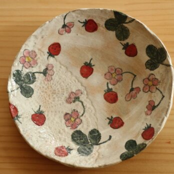 粉引きイチゴとイチゴのお花のパスタ皿。の画像
