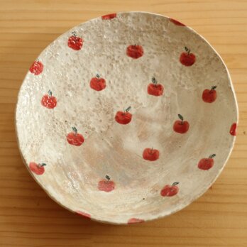 粉引きリンゴいっぱいのパスタ皿。の画像