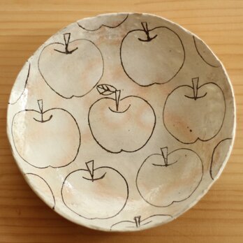 粉引き線刻りんごのパスタ皿。の画像