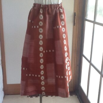 レンガ色のギャザースカートの画像