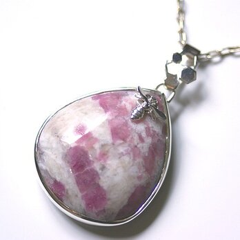 Pink tourmaline bee pendantの画像