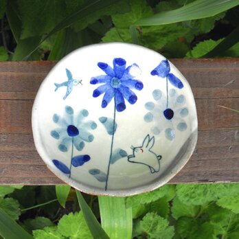 「青いとりと花とうさぎの小皿」の画像