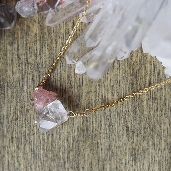 原石のピンクスピネルとダイヤモンドクォーツのネックレスの画像