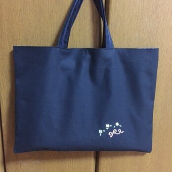 クロスステッチ刺繍＊お花とリボン★紺色レッスンバッグの画像