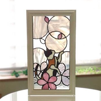 お花で遊ぶ三毛猫のステンドグラス・パネルの画像