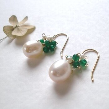 エッグパールとグリーンオニキスのピアス