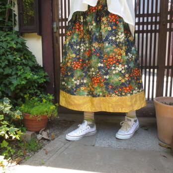 着物リメイク☆夏の街に映えそうな紺地花柄紬に黄色もプラスした大人スカート７8㎝丈の画像