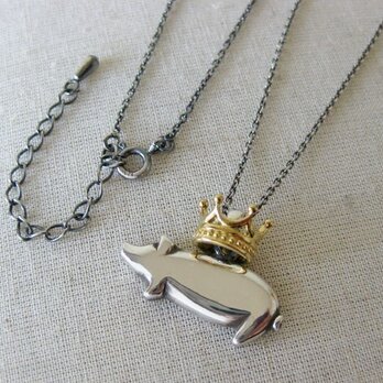 王冠とブタペンダント