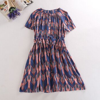 夏のワンピース　幾何学模様 フリル　ロングコートとしても活躍可能　オレンジ