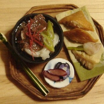 ★肉うどん＆いなり寿司・三角(木製風・８角形)の画像
