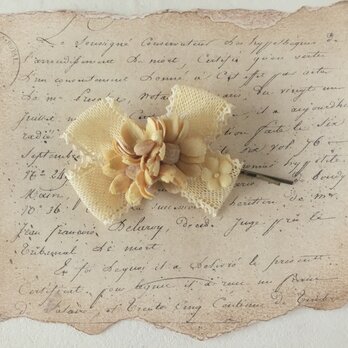 染め花のヘアピン(デイジー、ベージュホワイト)の画像