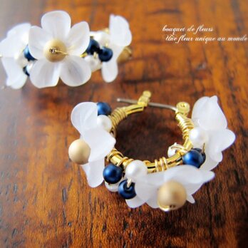 navy×whiteお花畑チタンフープピアスorイヤリングの画像