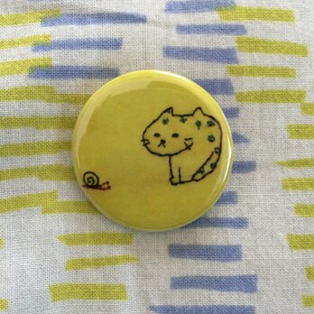 ブサ猫刺繍の缶バッヂの画像