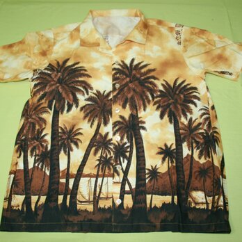 メンズアロハシャツ　ベージュ地にハワイの風景柄　半袖の画像