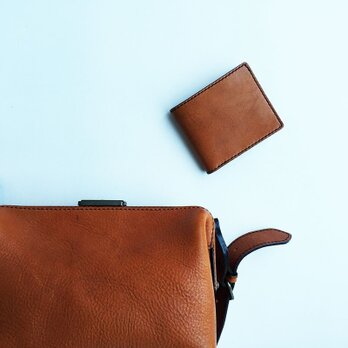 贅沢な肌触りの二つ折りウォレット