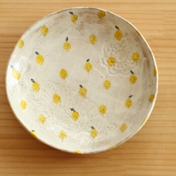 粉引きレモンいっぱいのパスタ皿。の画像