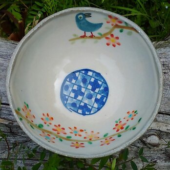 再出品　青い鳥と赤い花の木のご飯茶碗の画像
