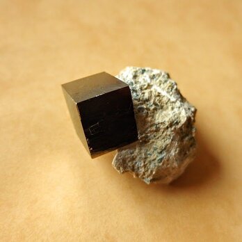 キュービック・パイライト母岩付　スペイン産　56ｇ / 鉱物・原石の画像