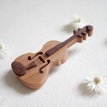 バイオリンのブローチ