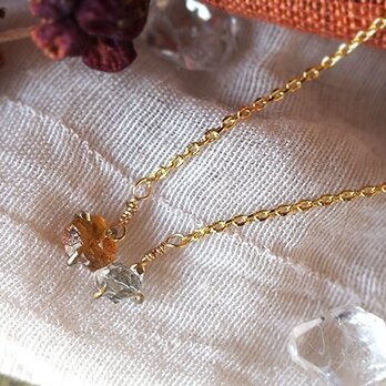 原石のオレンジサファイアとダイヤモンドクォーツのネックレスの画像