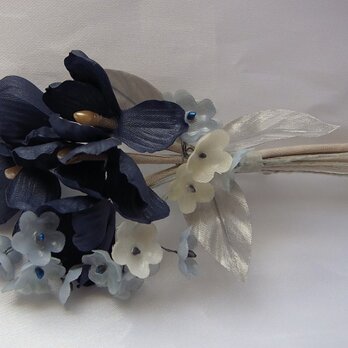 紺色の花とキラキラ小花のコサージュの画像