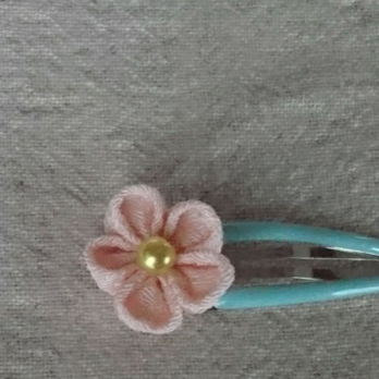 つまみ細工の小花のヘアピンの画像