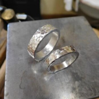 結婚指輪 手作り（鍛造＆彫金）プラチナ製　細かく深い槌目（つちめ） 男性５．５ミリ幅　女性４．０ミリ幅の極太の画像