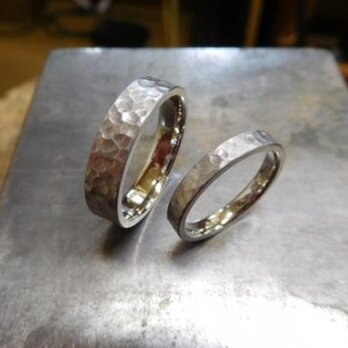 結婚指輪 手作り（鍛造＆彫金） プラチナ製　細かく深い槌目（つちめ） 男性５．０ミリ幅　女性３．０ミリ幅の幅広の画像