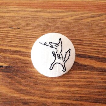 刺繍ボタンブローチ　「藁の家を吹き飛ばすオオカミ」の画像
