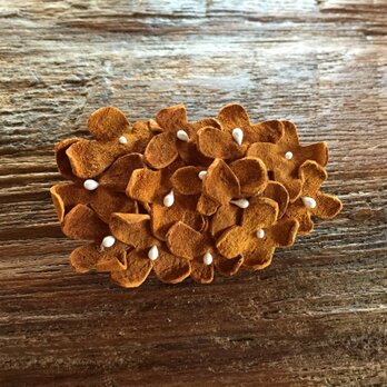 革花のブローチピン(花芯つき)  タマゴサイズ  キャメルの画像